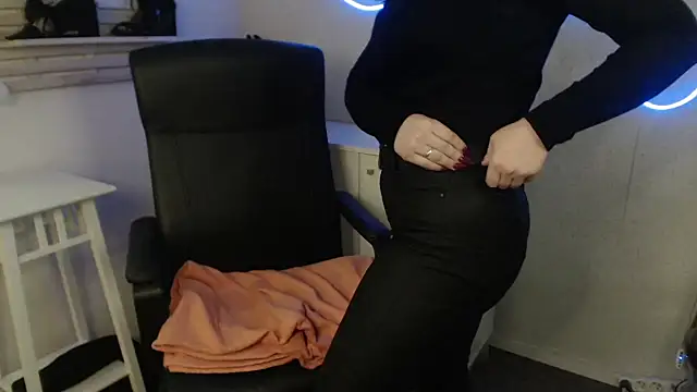 holly xglam online show from 02.10.25