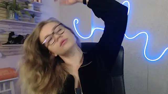 holly xglam online show from 02.13.25