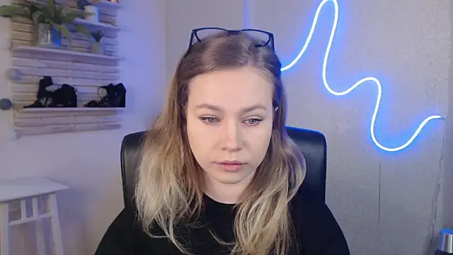 holly xglam online show from 03.10.25