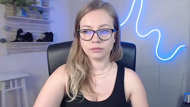 holly xglam online show from 03.10.25