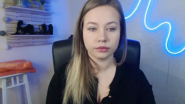 holly xglam online show from 03.18.25