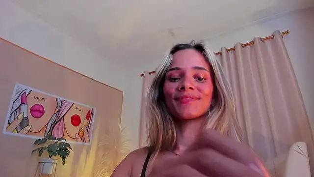 Snapshot of SkiinnyAna chatting on 01.29.25 SkiinnyAna online show from 01.29.25