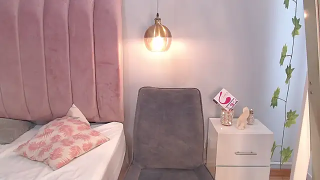 Snapshot of LeenaBrown chatting on 03.19.25 LeenaBrown online show from 03.19.25