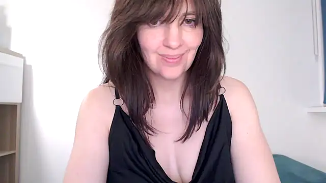 Ella Next Door online show from 04.05.26