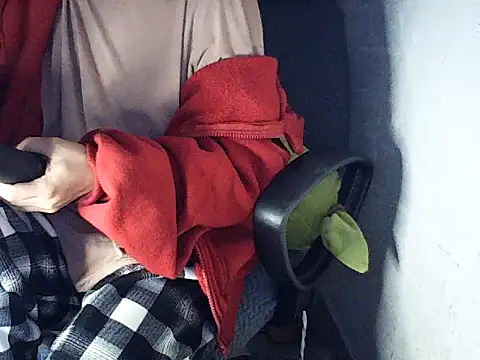 Snapshot of Haralushiaaax chatting on 12.16.25 Haralushiaaax online show from 12.16.25