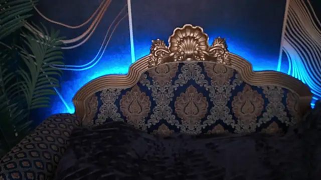 MagicPeachh  online show from 11.04.25