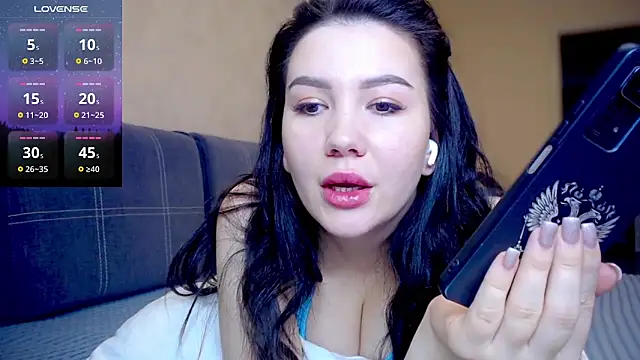 Snapshot of AlexaCruze chatting on 01.30.25 AlexaCruze online show from 01.30.25