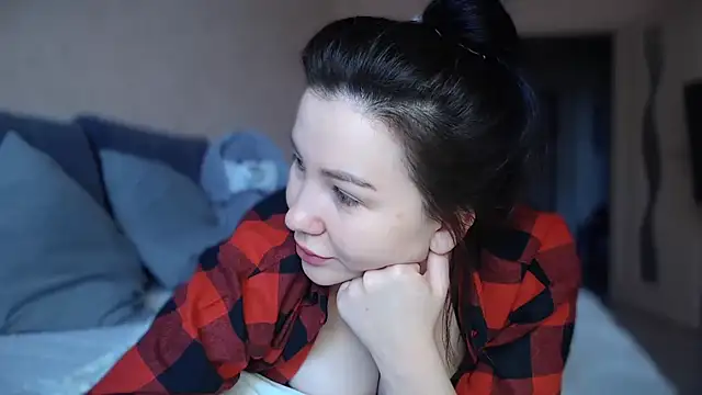 Snapshot of AlexaCruze chatting on 02.28.25 AlexaCruze online show from 02.28.25