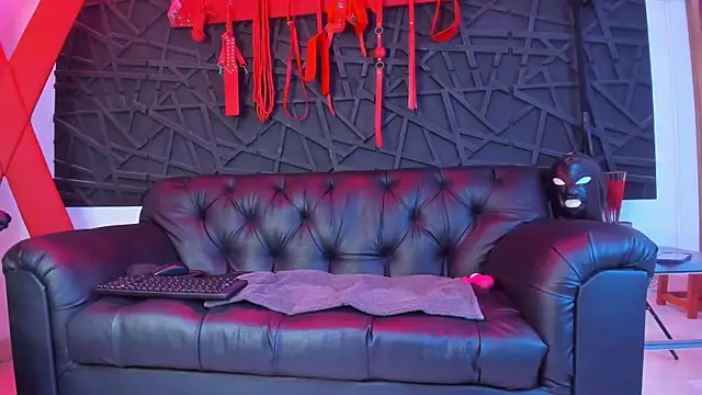 Ivannaakozlov  online show from 10.28.25