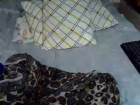 Queen petite  online show from 11.22.25