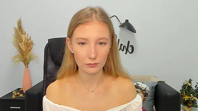 Snapshot of LolaWilsons chatting on 12.29.24 LolaWilsons online show from 12.29.24