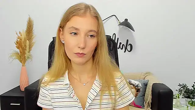 Snapshot of LolaWilsons chatting on 01.11.25 LolaWilsons online show from 01.11.25