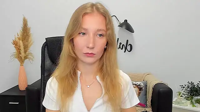 Snapshot of LolaWilsons chatting on 01.28.25 LolaWilsons online show from 01.28.25