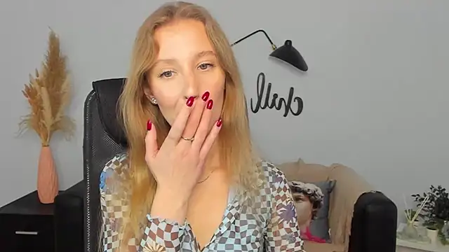 Snapshot of LolaWilsons chatting on 02.05.25 LolaWilsons online show from 02.05.25