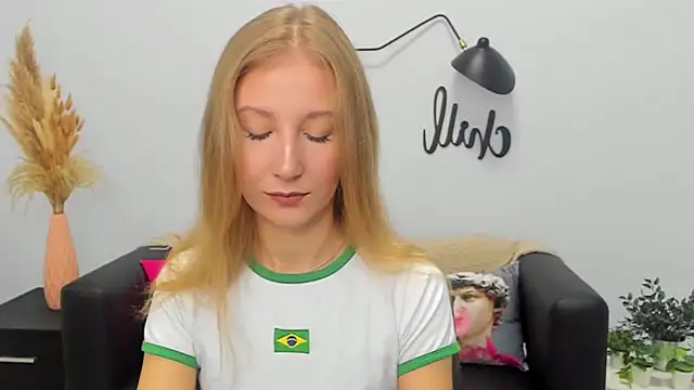 Snapshot of LolaWilsons chatting on 09.20.25 LolaWilsons online show from 09.20.25