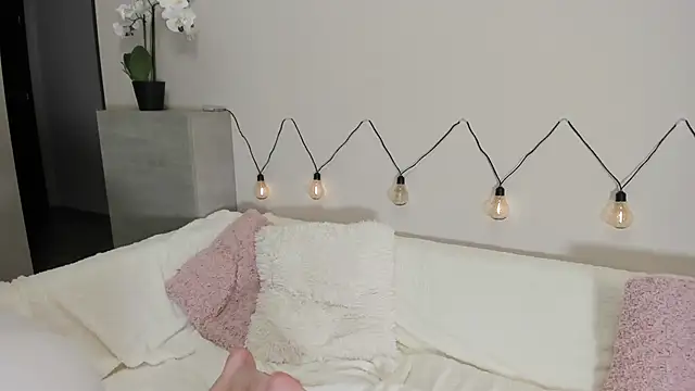 Snapshot of shine_chanel chatting on 12.10.24 shine chanel online show from 12.10.24