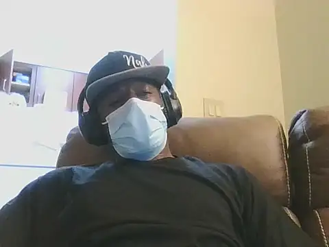 Snapshot of DreamvilleINC chatting on 09.28.25 DreamvilleINC online show from 09.28.25