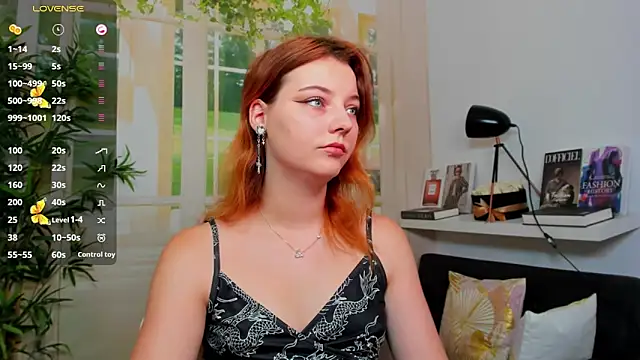 pretty little thing online show from 09.10.25