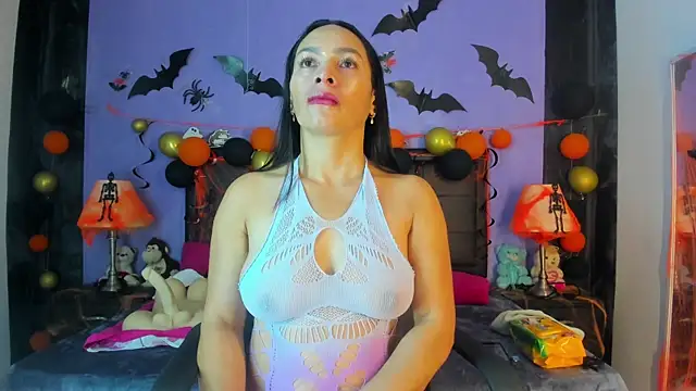 MaduraLuciana online show from 10.25.25