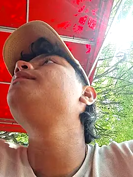 Snapshot of _Ottis_ chatting on 11.05.25 Ottis online show from 11.05.25