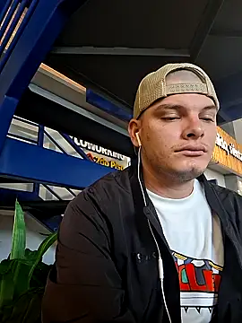 Snapshot of _Ottis_ chatting on 11.06.25 Ottis online show from 11.06.25