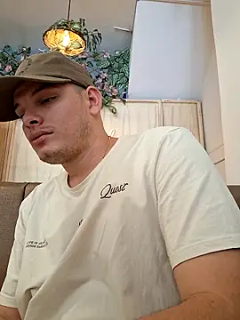 Snapshot of _Ottis_ chatting on 11.08.25 Ottis online show from 11.08.25