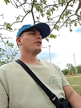 Snapshot of _Ottis_ chatting on 11.09.25 Ottis online show from 11.09.25