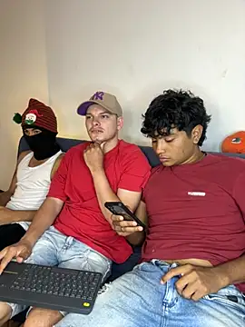 Snapshot of _Ottis_ chatting on 11.11.25 Ottis online show from 11.11.25