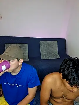 Snapshot of _Ottis_ chatting on 11.28.25 Ottis online show from 11.28.25