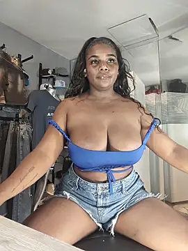 Snapshot of MAREIA_25 chatting on 12.05.25 MAREIA 25 online show from 12.05.25