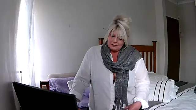 Snapshot of Miahotmilf chatting on 12.16.24 Miahotmilf online show from 12.16.24