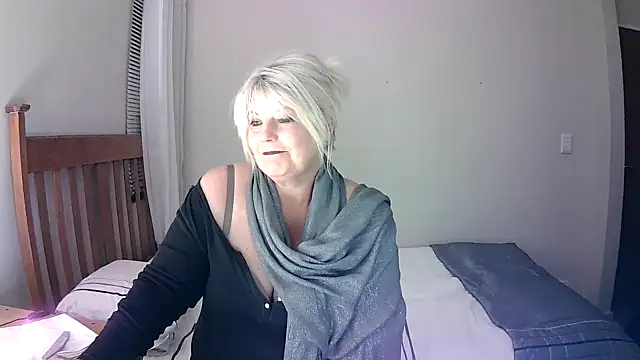 Snapshot of Miahotmilf chatting on 01.16.25 Miahotmilf online show from 01.16.25