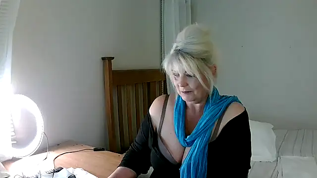 Snapshot of Miahotmilf chatting on 03.09.25 Miahotmilf online show from 03.09.25