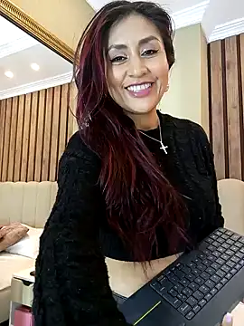 Snapshot of MonicaMoret chatting on 02.05.25 MonicaMoret online show from 02.05.25