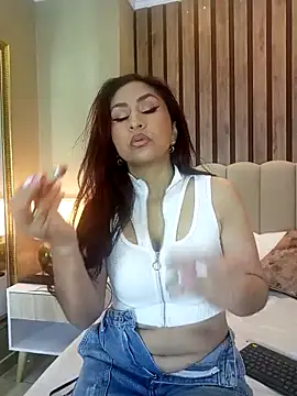 Snapshot of MonicaMoret chatting on 02.28.25 MonicaMoret online show from 02.28.25