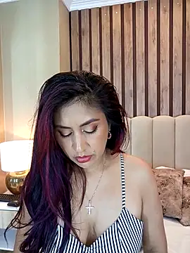 Snapshot of MonicaMoret chatting on 03.17.25 MonicaMoret online show from 03.17.25