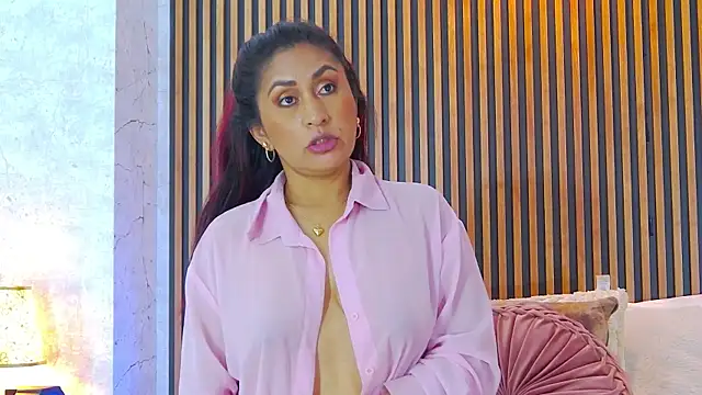 Snapshot of MonicaMoret chatting on 10.03.25 MonicaMoret online show from 10.03.25