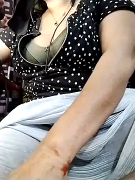 Snapshot of Tishani chatting on 10.29.25 Tishani online show from 10.29.25