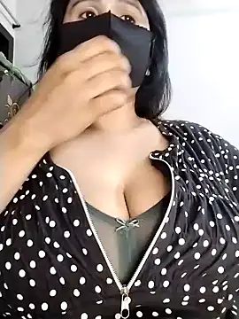 Snapshot of Tishani chatting on 11.04.25 Tishani online show from 11.04.25