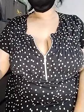 Snapshot of Tishani chatting on 12.02.25 Tishani online show from 12.02.25