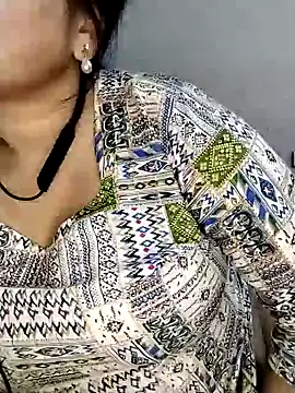 Snapshot of Tishani chatting on 12.05.25 Tishani online show from 12.05.25