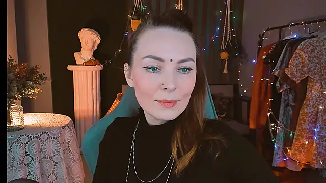 Snapshot of VandaRossi chatting on 12.29.24 VandaRossi online show from 12.29.24