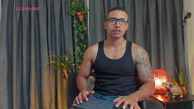 Snapshot of LincomAmith chatting on 09.18.25 LincomAmith online show from 09.18.25