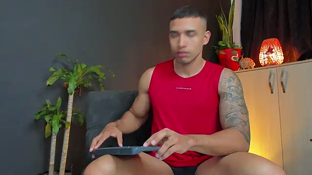 Snapshot of LincomAmith chatting on 10.29.25 LincomAmith online show from 10.29.25