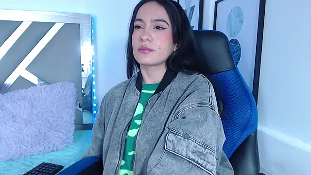Snapshot of ZaraDames_ chatting on 01.24.25 ZaraDames online show from 01.24.25