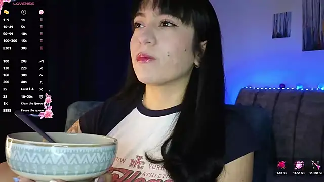 Snapshot of ZaraDames_ chatting on 09.25.25 ZaraDames online show from 09.25.25