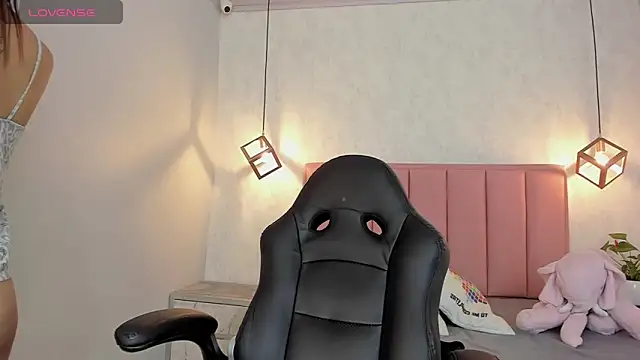 Snapshot of SUNNYCYRUS chatting on 02.18.25 SUNNYCYRUS online show from 02.18.25