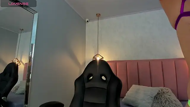 Snapshot of SUNNYCYRUS chatting on 09.18.25 SUNNYCYRUS online show from 09.18.25