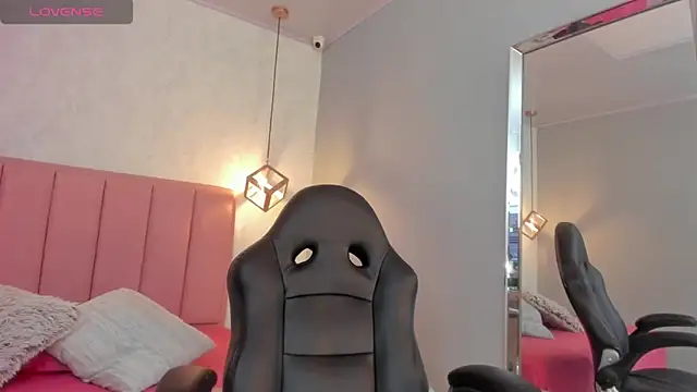 Snapshot of SUNNYCYRUS chatting on 09.19.25 SUNNYCYRUS online show from 09.19.25