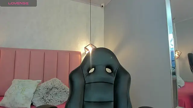 Snapshot of SUNNYCYRUS chatting on 09.23.25 SUNNYCYRUS online show from 09.23.25